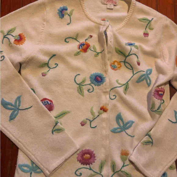 The House of Logan mid-coast Maine boutique embroidered sweater - Picture 2 of 11